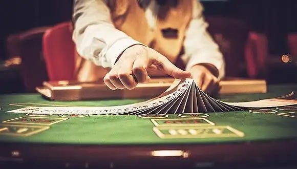 Tampilan meja blackjack langsung di aplikasi cuan 805 dengan dealer profesional dan chat real-time